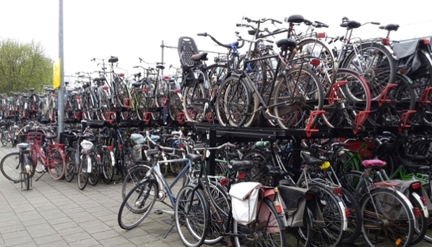 Figura 4. Foto Leda Van Bodegraven. Estacionamento de Bicicletas. Amsterdam. maio 2017. 