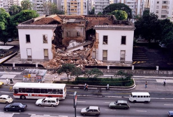 Figura 2 Demolição da Mansão Matarazzo, 1996, Acervo do Jornal O Estado de São Paulo. Acesso em: 20 de maio de 2017