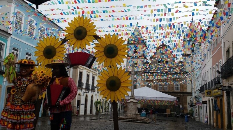Figura 2 – Festa tradicional de São João no bairro revitalizado do Pelourinho, Salvador (BA), fonte: Acervo dos autores, 2016.