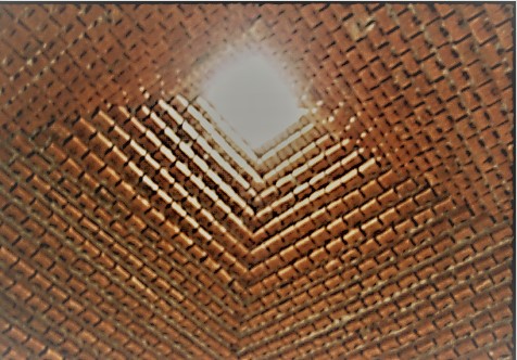Figura 3  Cobertura de ferro-tijol, em forma de tronco de pirâmide denteada. Foto da autora.