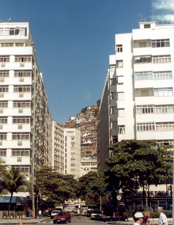 Favela vista da Av. Copacabana. Foto: Edite Galote Carranza