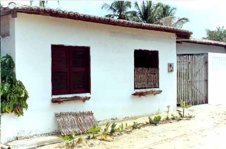 Figura 10 - Residência com painéis removíveis, latada de varas de maderia. Foto: Ricardo Carranza, 2000.