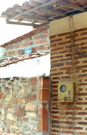 Figura 17 - Alvenarias de pedra e tijolos de barro. Foto: Ricardo Carranza, 2000.