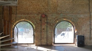Arcos em tijolo de barro da construção original de 1920. foto Ricardo Carranza.