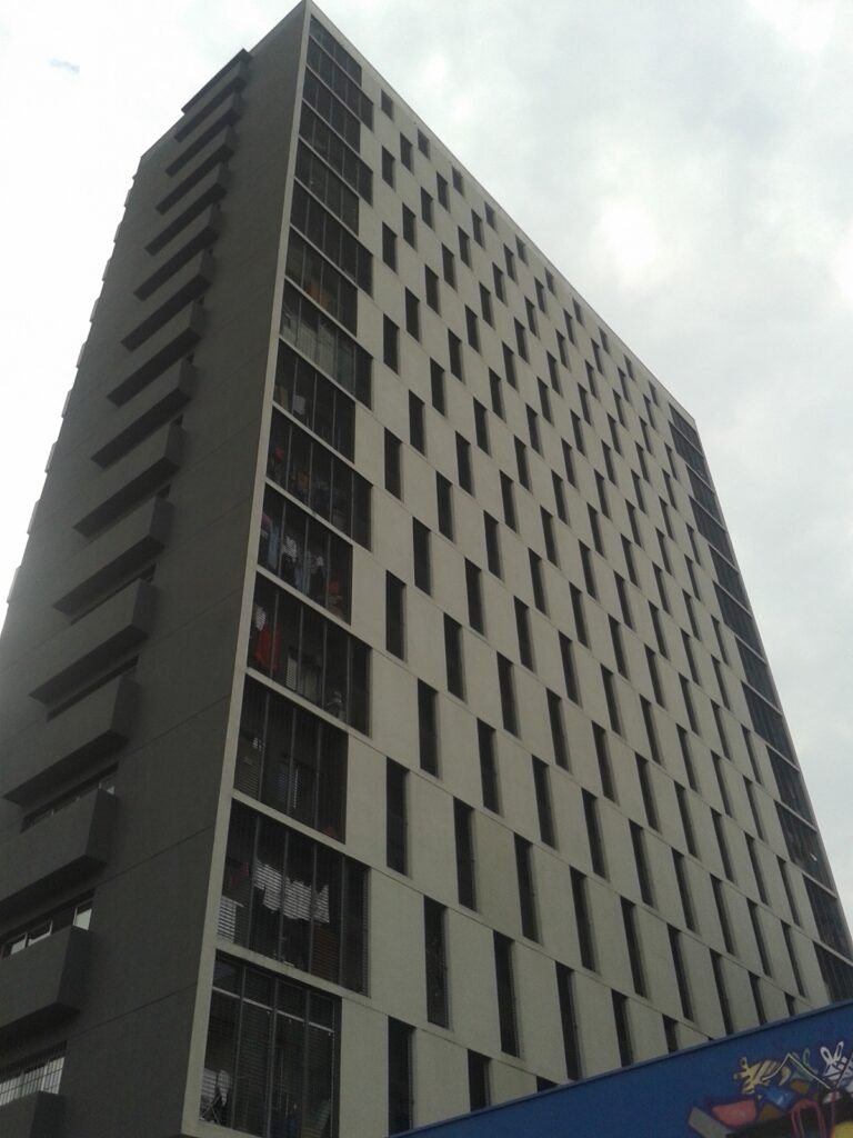 Fachada com gradis e vedação, produz movimento e permite a iluminação e ventilação. Foto: Aécio Lacerda