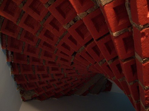 Escada de tijolos CCVP. Foto: Edite Galote Carranza